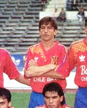 El volante jugó siete partidos por la selección uruguaya y sólo por una lesión quedó fuera de México 1986. En Unión Española brilló en la década de los noventa.