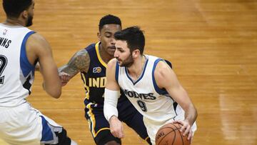 MSP01. MINNEAPOLIS (EE.UU.), 26/01/2017.- El jugador de los Minnesota Timberwolves Ricky Rubio (d) en acción ante el guardia de los Indiana Pacers Jeff Teague (c) hoy, jueves 26 de enero de 2017, durante un juego de baloncesto de la NBA entre Indiana Pacers y Minnesota Timbwewolves, disputado en el Target Center de Minneapolis (EE.UU.). EFE/CRAIG LASSIG