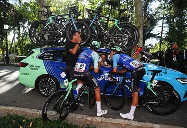 Ciclistas del equipo Team Decathlon AG2R tras el parón del pelotón. 