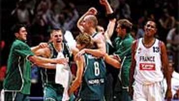 <b>ALEGRÍA Y DECEPCIÓN.</B> Los lituanos festejan el pase a la final del Europeo, mientras se lamenta el alero francés Diaw-Riffiod.