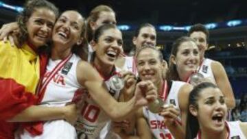 Esta plata que sabe a oro. Las jugadoras de la Selección española de baloncesto celebran la plata lograda ante EE UU en el Mundial.