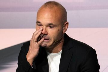 Andrés Iniesta muy emocionado durante el acto.