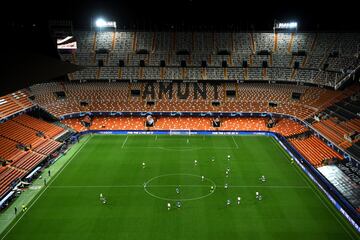 Estadio de Mestalla con las gradas vacías.