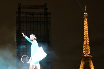 Rafa Nadal se despide del tenis en la Copa Davis en M¨¢laga. Nike y Par¨ªs le han homenajeado proyectando sus im¨¢genes en la Plaza de Trocadero de la capital francesa, donde gan¨® 14 Roland Garros.