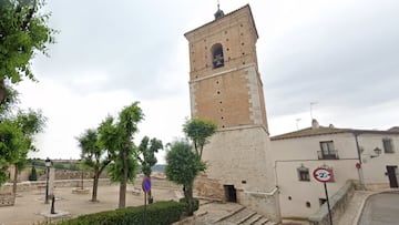 El pueblo ¨²nico de Espa?a que tiene una iglesia sin torre y una torre sin iglesia