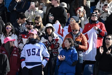 Los aficionados reaccionan conmocionados después de que Lindsey Vonn se estrellara al inicio del descenso femenino.