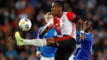 Renato Tapia golpea el balón durante un partido con el Feyenoord.