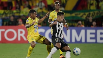 AMDEP8552. BUCARAMANGA (COLOMBIA), 17/07/2025.- Aldair Zárate (i) de Bucaramanga disputa el balón con Gabriel Menino de Mineiro este jueves, durante un partido de la eliminatoria para los octavos de final de la Copa Sudamericana entre Bucaramanga y Atlético Mineiro en el estadio Departamental Américo Montanini en Bucaramanga (Colombia). EFE/ Carlos Ortega