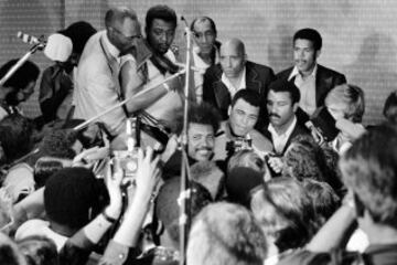 Muhammad Ali dando una rueda de prensa tras el combate ("Rumble in the Jungle") contra George Foreman en Kinshasa en 1974.