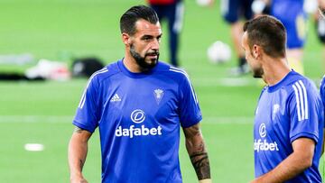 Negredo calienta con sus compañeros antes de iniciar el entrenamiento de ayer.
