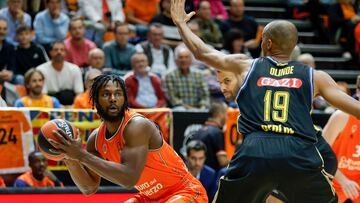 VALENCIA, 02/11/2023.- El alero nigeriano del Valencias Basket Semi Ojeleye (i) intenta superar al ala pívot del Alba Berlín Louis Olinde, durante el partido de Euroliga que se disputa este jueves en la Fuente de San Luis. EFE/ Miguel Ángel Polo
