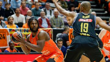 VALENCIA, 02/11/2023.- El alero nigeriano del Valencias Basket Semi Ojeleye (i) intenta superar al ala pívot del Alba Berlín Louis Olinde, durante el partido de Euroliga que se disputa este jueves en la Fuente de San Luis. EFE/ Miguel Ángel Polo
