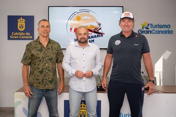 El consejero de Turismo, Carlos Álamo; el CEO de la Association Paddlesurf Professionals (APP), Tristan Boxford; y el organizador de la prueba, Björn Dunkerbeck.