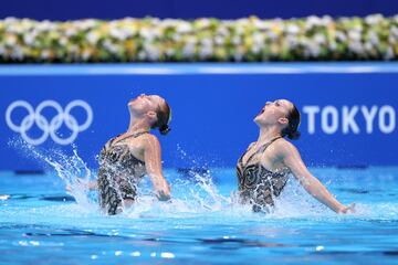 Claudia Holzner y Jacqueline Simoneau durante la ronda preliminar de natación sincronizada.