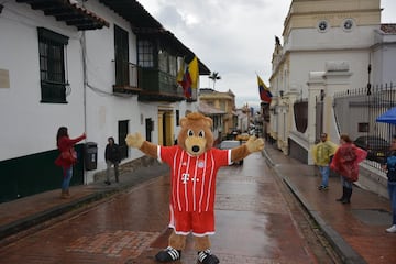 Berni, la mascota del Bayern de visita en Colombia