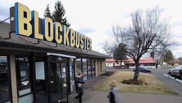 La franquicia estadounidense que rentaba películas y videojuegos, anunció que estaba en bancarrota en 2010 y cerró todas sus tiendas, excepto una