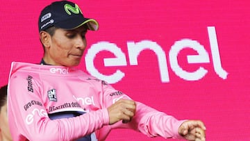 Nairo Quintana se coloca la maglia rosa de l&iacute;der del Giro de Italia tras lograr la victoria de etapa en el Blockhaus.
