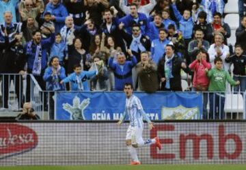 El delantero del Málaga Juanmi, celebra su gol, primero del equipo ante el Córdoba