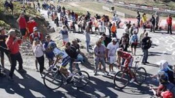 <b>PURO ESPECTÁCULO. </b>Contador intenta descolgar por enésima vez a Purito Rodríguez, pero sin conseguirlo. El público lo vivió con pasión en el inédito Cuitu Negru.