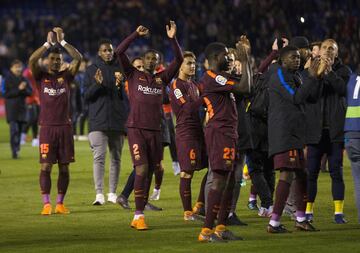 Los jugadores del Barcelona celebraron el título de Liga en el césped de Riazor