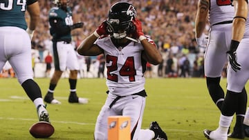 PHILADELPHIA, PA - SEPTEMBER 06: Devonta Freeman #24 of the Atlanta Falcons reacts after being tackled on fourth down during the first half against the Philadelphia Eagles at Lincoln Financial Field on September 6, 2018 in Philadelphia, Pennsylvania.   Mitchell Leff/Getty Images/AFP
 == FOR NEWSPAPERS, INTERNET, TELCOS &amp; TELEVISION USE ONLY ==