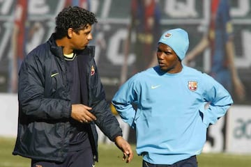 Frank Rijkaard charla con Samuel Etoo en un entrenamiento del Barcelona en enero de 2008.