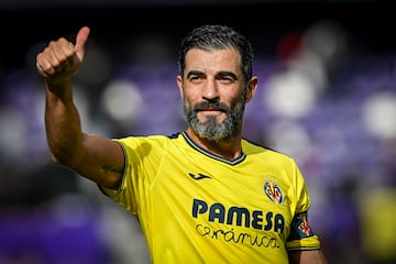 Tras seis a?os en el Npoles lleg en 2019 al Villarreal, donde se ha convertido en el jefe y el muro de la defensa del conjunto castellons. Parejo y Baena completan el tro de capitanes.