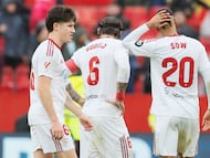 SEVILLA, 04/01/2026.- Los jugadores del Sevilla tras su derrota en el partido de la jornada 18 de Liga ante el Levante que se disputa en el estadio Sánchez Pizjuán. EFE/José Manuel Vidal