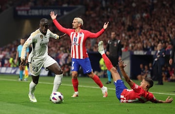 Mendy corre, ante las protestas de Griezmann y Nahuel.