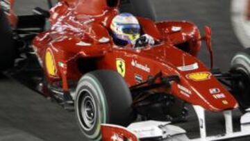 <b>VICTORIA NOCTURNA. </b>Alonso logró el triunfo en Singapur en 2010 por delante de Sebastian Vettel.