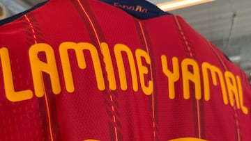 The new jersey that the Spanish National Team will wear at the World Cup in the United States, Mexico, and Canada has been unveiled.