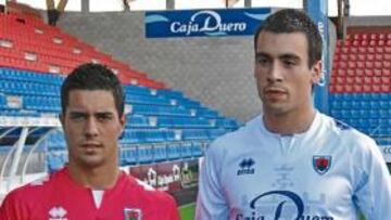 <b>DE GALA. </b>El Numancia presentó la camiseta de Primera.