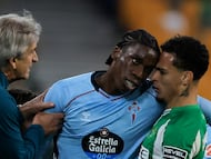 Ilaix Moriba y Antony se encaran mientras Manuel Pellegrini intenta separar, durante el partido entre el Betis y el Celta.