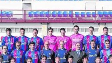 <b>NUEVA FOTO DE FAMILIA. </b>No ha tardado mucho el equipo azulgrana en posar para los medios en una nueva foto oficial, que difiere en cinco caras con la del principio de la temporada: Felipe, Erice y Lalo se fueron en el mercado de invierno y ha llegado la 'Doble J', formada por Jonan y Jokin. El Alcoraz fue el escenario de la instantánea, minutos antes de la sesión preparatoria de ayer.