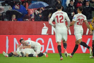 El Papu Gómez adelantó al Sevilla al marcar el 1-0.