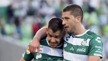 La insólita forma de Santos para defender un tiro libre