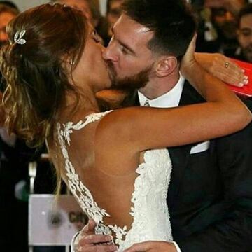 Beso de Messi y Antonella Rocuzzo.