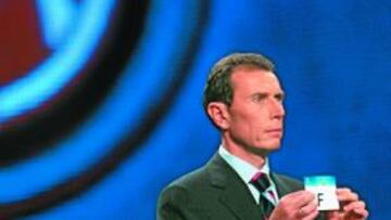 <b>EL BUITRE SACÓ LAS BOLAS DE GRUPOS</b> Emilio Butragueño, embajador del Madrid en el acto, fue el encargado de extraer las bolas que repartían los grupos.
