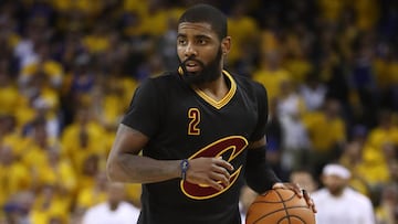 Kyrie Irving bota el balón durante un partido de las Finales 2017.