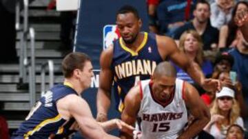 Tyler Hansbrough ante Al Horford.