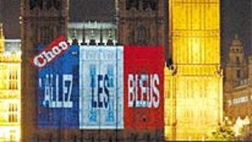 <b>LO NUNCA VISTO</b>. El diario irónico 'Choc' proyectó el grito de ánimo a la selección francesa en el Parlamento británico.