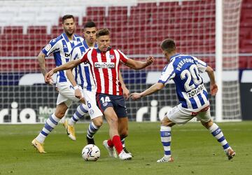 Llorente trata de controlar el balón ante Pere Pons. 