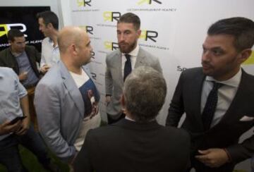 La inauguración de RR Soccer Management Agency en Sevilla contó con la presencia de Sergio Ramos y numerosas personalidades del mundo del fútbol.