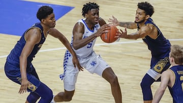 LEXINGTON, KY - DECEMBER 12: Terrence Clarke #5 of the Kentucky Wildcats drives to the basket between Juwan Durham #11 and Prentiss Hubb #3 of the Notre Dame Fighting Irish during the second half at Rupp Arena on December 12, 2020 in Lexington, Kentucky. Michael Hickey/Getty Images/AFP
== FOR NEWSPAPERS, INTERNET, TELCOS & TELEVISION USE ONLY ==
