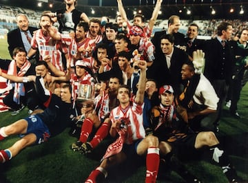 El 10 de abril de 1996 el equipo venci¨® por 1-0 al F.C. Barcelona en el Estadio de la Romareda, con un gol marcado de cabeza por el serbio Pantic a pase del lateral Delf¨ª Geli, proclam¨¢ndose campe¨®n de la Copa del Rey por novena vez en su historia. En la imagen los jugadores celebran el t¨ªtulo copero en el c¨¦sped.