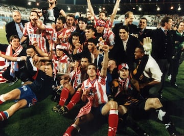 El 10 de abril de 1996 el equipo venció por 1-0 al F.C. Barcelona en el Estadio de la Romareda, con un gol marcado de cabeza por el serbio Pantic a pase del lateral Delfí Geli, proclamándose campeón de la Copa del Rey por novena vez en su historia. En la imagen los jugadores celebran el título copero en el césped. 