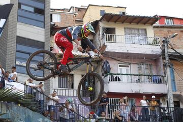 Los mejores exponentes del downhill recorrieron las calles de varios barrios de la comuna trece de Medellín. Con el evento se buscaba que el recorrido de 2260 metros se convierta en un nuevo récord mundial. Los Récord Guiness enviaron dos representantes para avalarlo. Uno de los participantes fue el mejor de la modalidad, el estadounidense Nicholi Rogatkin.