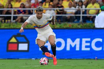 La Selección se impuso categóricamente 4-0 sobre Chile en el Metropolitano de Barranquilla. Triunfo en casa para la Tricolor gracias a los goles de Davinson Sánchez, Luis Díaz, Jhon Durán y Luis Sinisterra.
