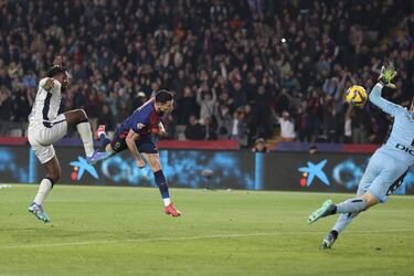 3-0. Contragolpe perfecto. Carrera de Fermín López que saca un centro perfecto, al segundo palo, donde aparece Robert Lewandowski para rematar de cabeza y superar a Sergio Herrera.