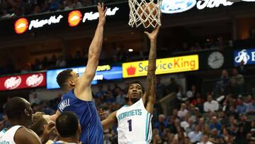 DALLAS, TEXAS - FEBRUARY 06: Malik Monk #1 of the Charlotte Hornets takes a shot against Dwight Powell #7 of the Dallas Mavericks at American Airlines Center on February 06, 2019 in Dallas, Texas. NOTE TO USER: User expressly acknowledges and agrees that, by downloading and or using this photograph, User is consenting to the terms and conditions of the Getty Images License Agreement. Ronald Martinez/Getty Images/AFP
== FOR NEWSPAPERS, INTERNET, TELCOS & TELEVISION USE ONLY ==